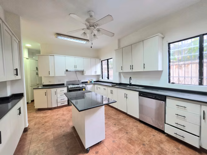 Casa en Venta en Marbella calle de embajadas casa familiar