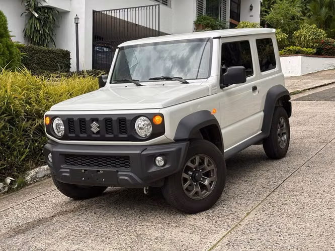 Suzuki Jimny año 2025 1,400 Km 5 años garantía agencia