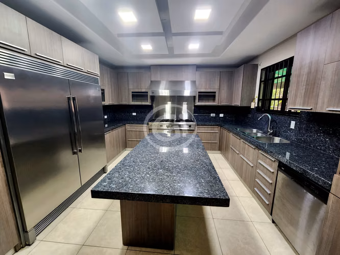 Venta Casa Embassy Club Remodelada con Patio Grande Ideal Inversionista