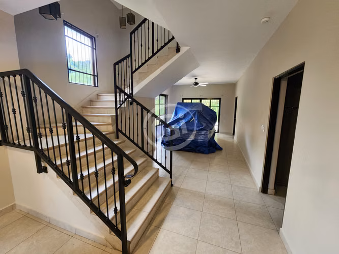 Venta Casa Embassy Club Remodelada con Patio Grande Ideal Inversionista