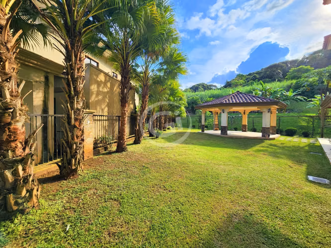 Venta Casa Embassy Club Remodelada con Patio Grande Ideal Inversionista