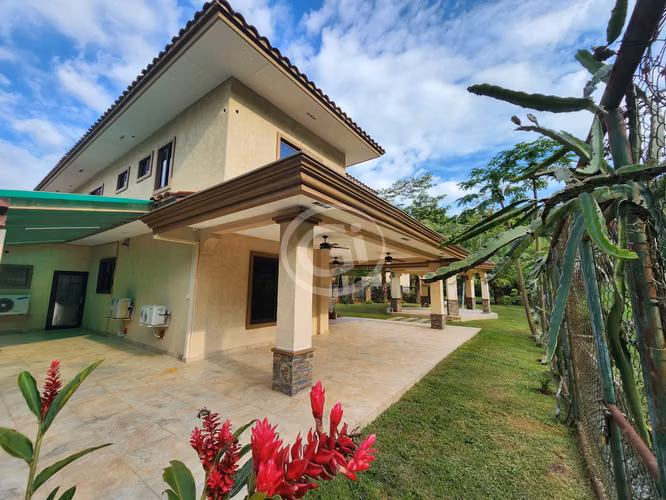 Venta Casa Embassy Club Remodelada con Patio Grande Ideal Inversionista