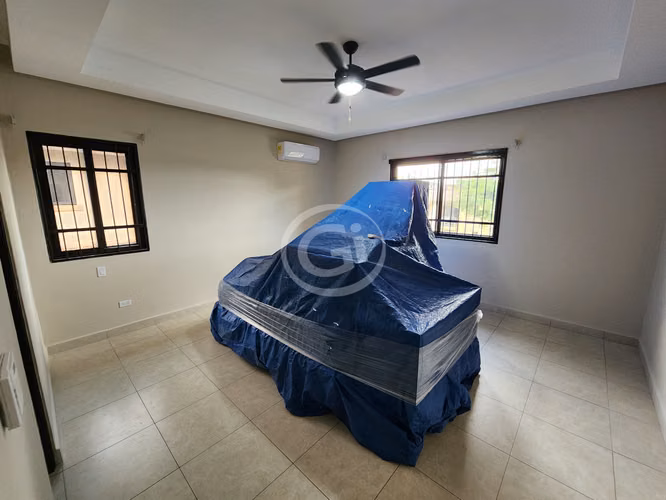 Venta Casa Embassy Club Remodelada con Patio Grande Ideal Inversionista