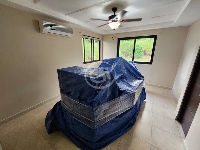 Venta Casa Embassy Club Remodelada con Patio Grande Ideal Inversionista