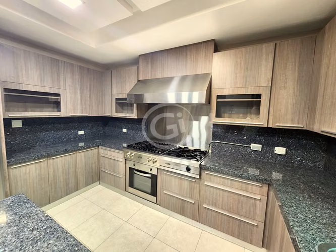Venta Casa Embassy Club Remodelada con Patio Grande Ideal Inversionista