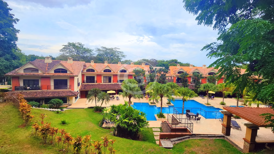 Venta Casa Embassy Club Remodelada con Patio Grande Ideal Inversionista