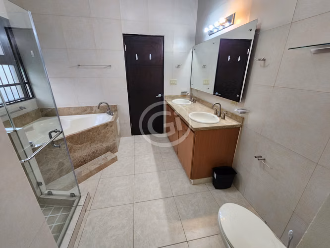 Venta Casa Embassy Club Remodelada con Patio Grande Ideal Inversionista