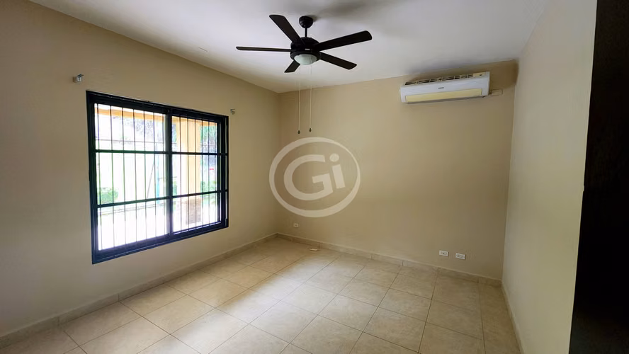 Venta Casa Embassy Club Remodelada con Patio Grande Ideal Inversionista