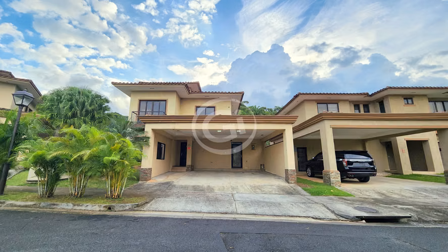 Venta Casa Embassy Club Remodelada con Patio Grande Ideal Inversionista
