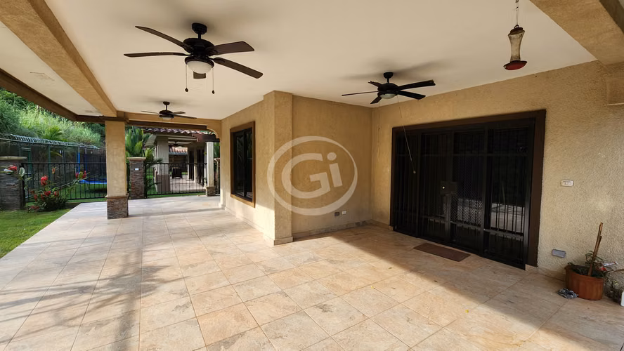 Venta Casa Embassy Club Remodelada con Patio Grande Ideal Inversionista