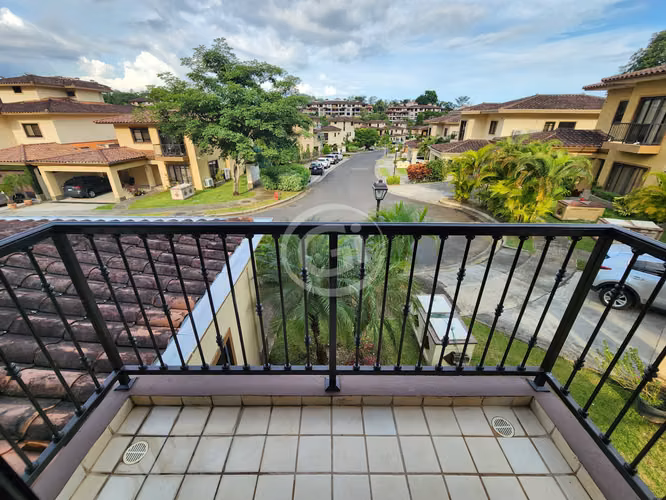 Venta Casa Embassy Club Remodelada con Patio Grande Ideal Inversionista