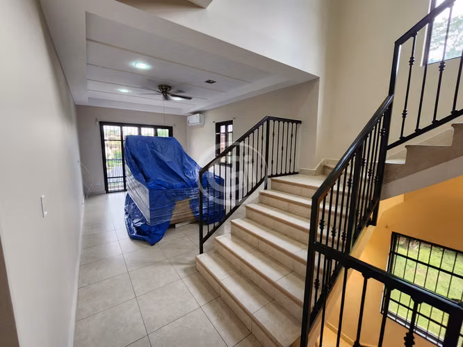 Venta Casa Embassy Club Remodelada con Patio Grande Ideal Inversionista