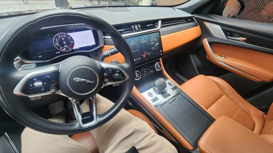 Jaguar F pace 2024 de agencia (garantia vigente) 400HP - Imagen 3