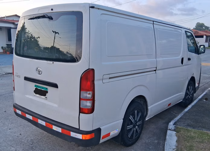 Panel Toyota Hi-Ace 2014 (Negociable)