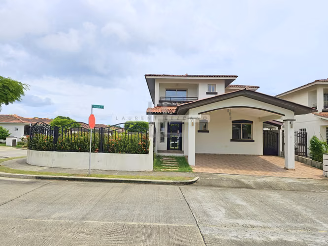 Venta de Casa en Esquina Residencial Spring Hills - Costa Verde. Negociable