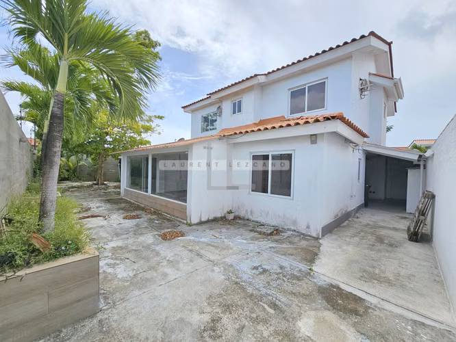 Venta de Casa en Esquina P.H. Quintas de Versalles Lyon. Haga una oferta