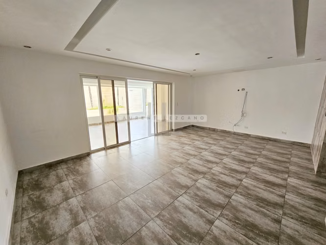 Venta de Casa en Esquina P.H. Quintas de Versalles Lyon. Haga una oferta