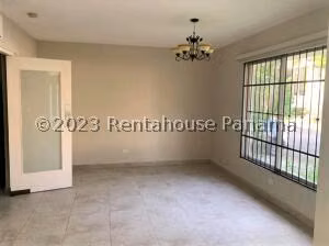 Alquiler de Casa con 358m2 en Clayton PH Embassy Gardens 26-8103SR