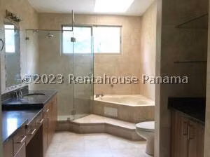 Alquiler de Casa con 358m2 en Clayton PH Embassy Gardens 26-8103SR