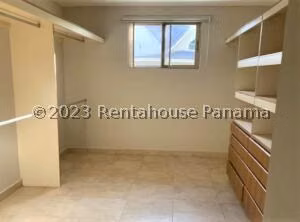 Alquiler de Casa con 358m2 en Clayton PH Embassy Gardens 26-8103SR