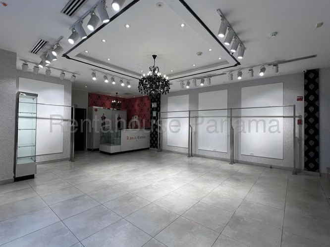 Venta de Local en Brisas Del Golf premier Plaza
