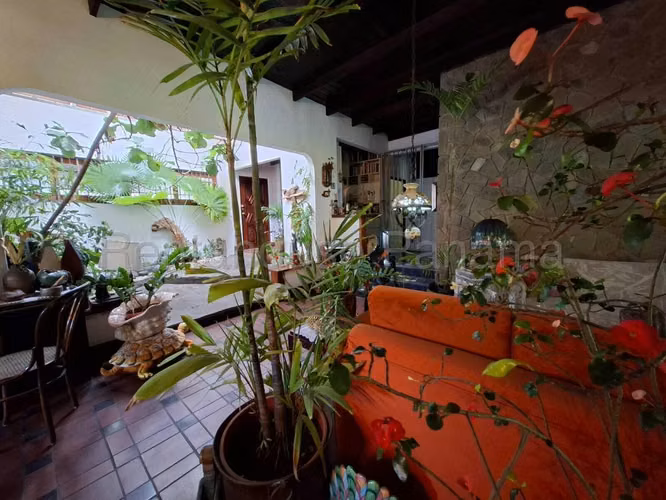 Exclusiva Casa en Venta en los Ángeles 27PPM410