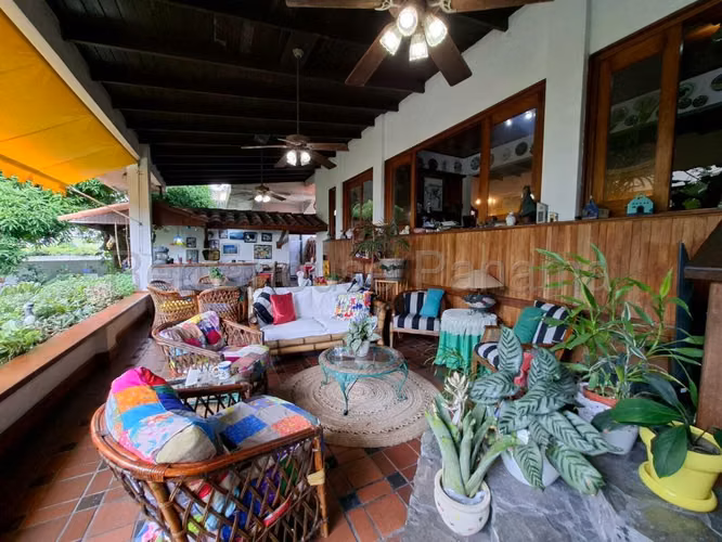 Exclusiva Casa en Venta en los Ángeles 27PPM410