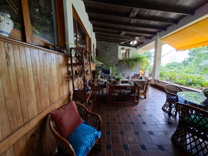 Exclusiva Casa en Venta en los Ángeles 27PPM410
