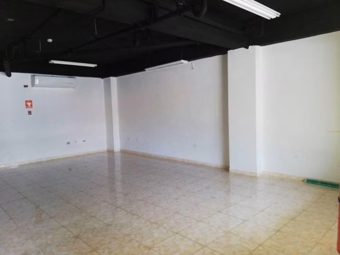 Local Planta Baja 4 parkings Aire $825 P Lefevre
