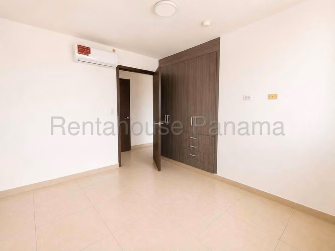 Venta de Apartamento en Condado del Rey Kings Park 27YCG401