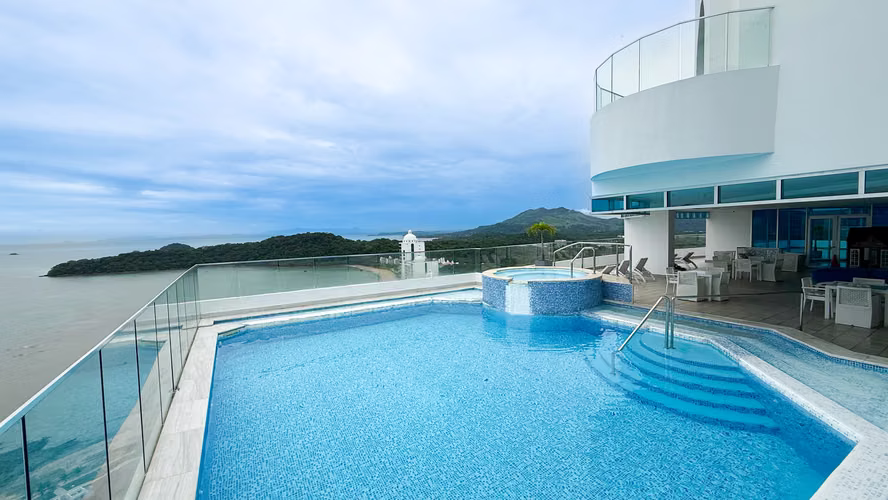 Casa Bonita: Refugio Frente al Mar con Vistas al Océano y las Montañas