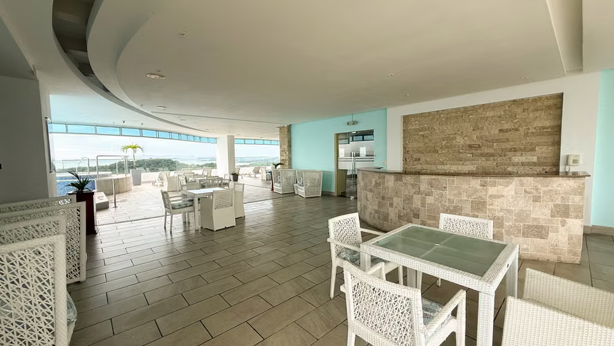 Casa Bonita: Refugio Frente al Mar con Vistas al Océano y las Montañas