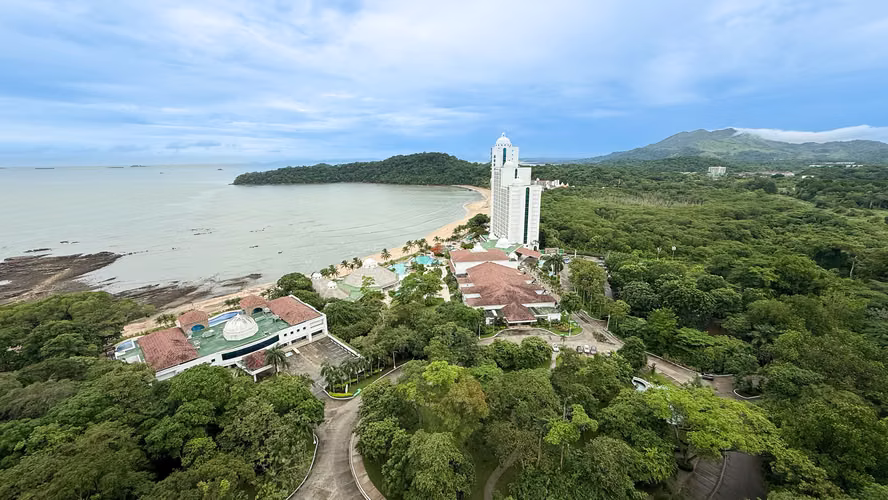 Casa Bonita: Refugio Frente al Mar con Vistas al Océano y las Montañas