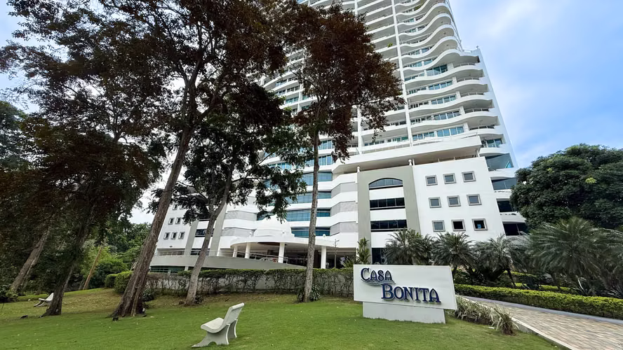 Casa Bonita: Refugio Frente al Mar con Vistas al Océano y las Montañas