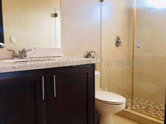 Casa en alquiler de 222 m2 en Cocolí AMD