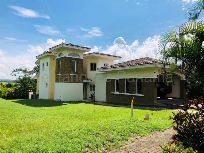Casa en alquiler de 222 m2 en Cocolí AMD