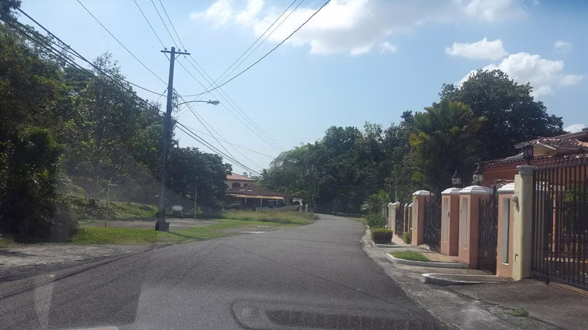 VENDO TERRENO EN LLANOS DE CURUNDU 25CDY2698