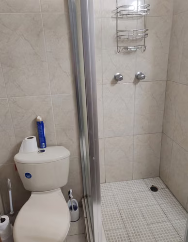 SE ALQUILA CENTRICO APARTAMENTO AMOBLADO EN LA LOCERIA