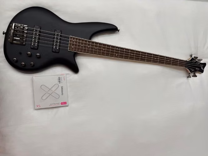 Bajo Eléctrico Jackson JS3 V Spectra Satin Black + Estuche + Cuerdas Daddario Antioxidantes