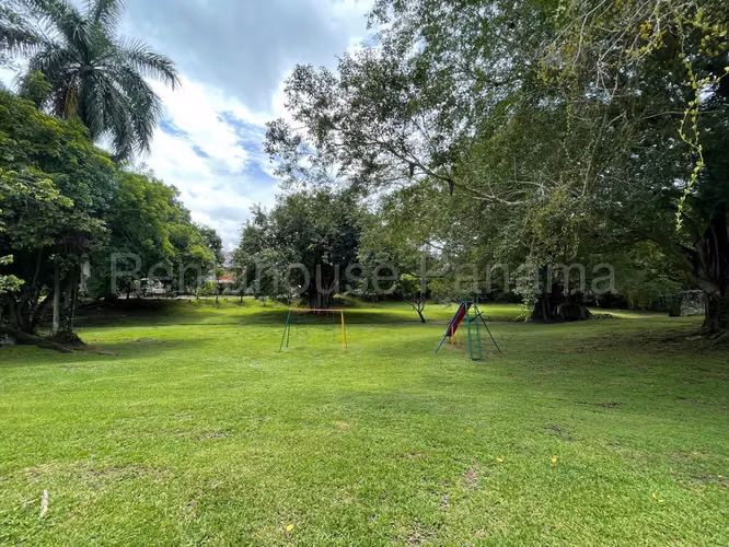 Alquiler de Amplia Casa en Albrook 26*5922Mfk