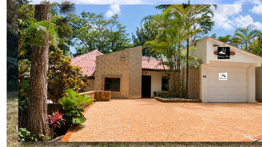 SE VENDE HERMOSA CASA EN LOS ALTOS DE CERRO AZUL TOTALMENTE AMOBLADA