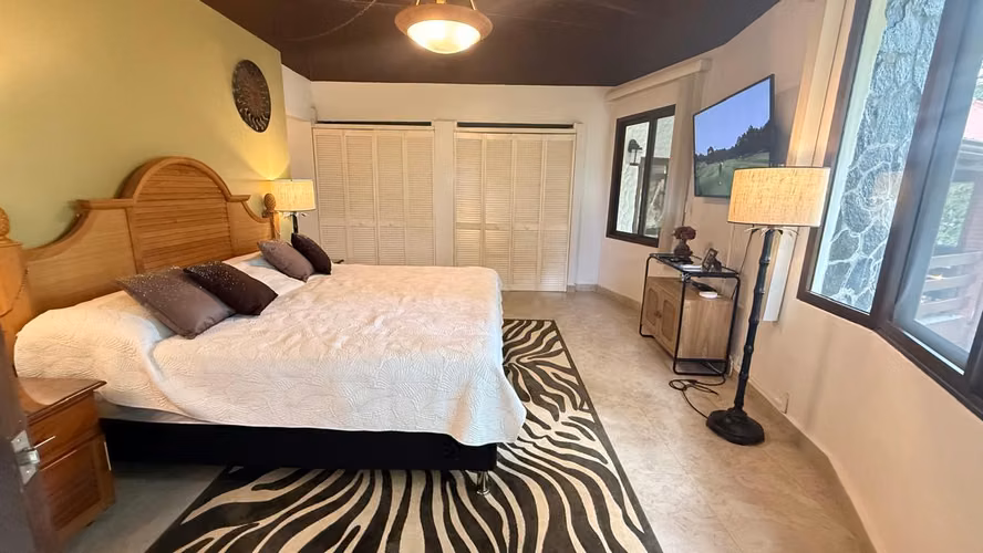 SE VENDE HERMOSA CASA EN LOS ALTOS DE CERRO AZUL TOTALMENTE AMOBLADA