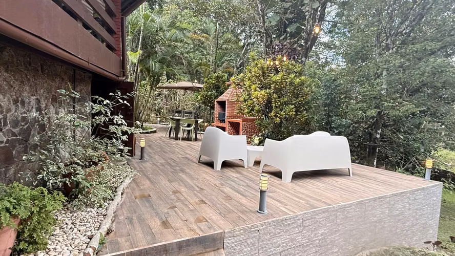 SE VENDE HERMOSA CASA EN LOS ALTOS DE CERRO AZUL TOTALMENTE AMOBLADA