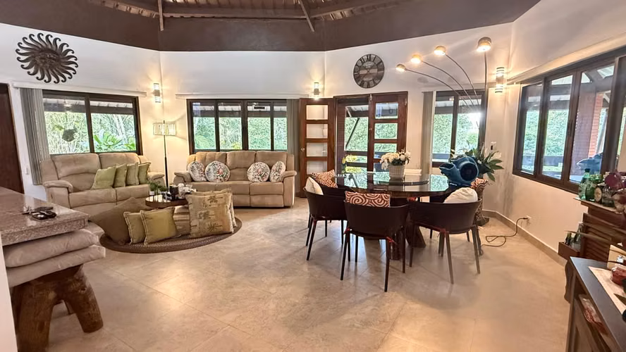 SE VENDE HERMOSA CASA EN LOS ALTOS DE CERRO AZUL TOTALMENTE AMOBLADA