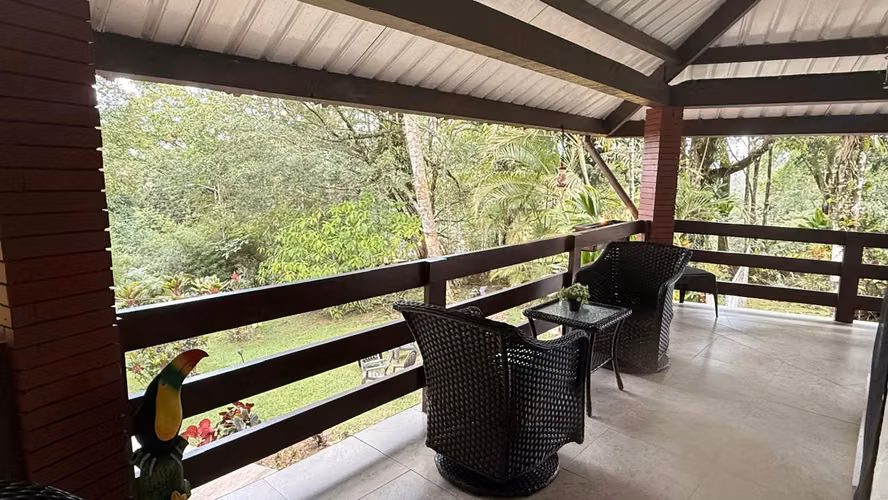 SE VENDE HERMOSA CASA EN LOS ALTOS DE CERRO AZUL TOTALMENTE AMOBLADA