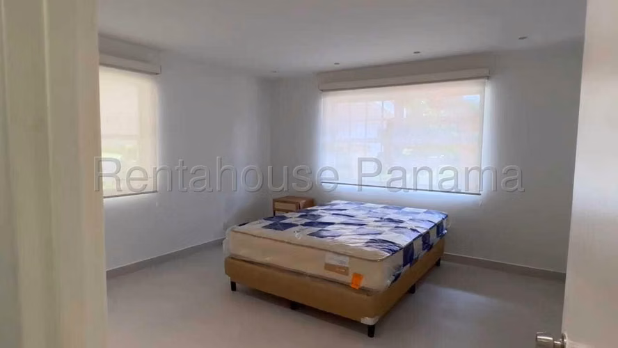 Alquiler de Amplia y Comoda Casa en Clayton 26*2295Mfk