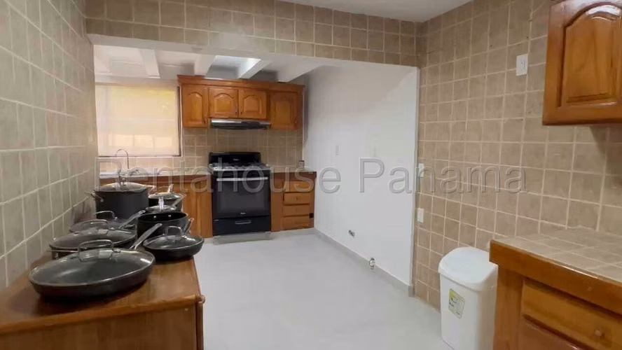 Alquiler de Amplia y Comoda Casa en Clayton 26*2295Mfk