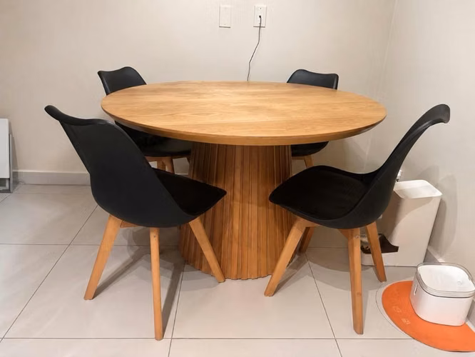 Round dining room with 4 chairs