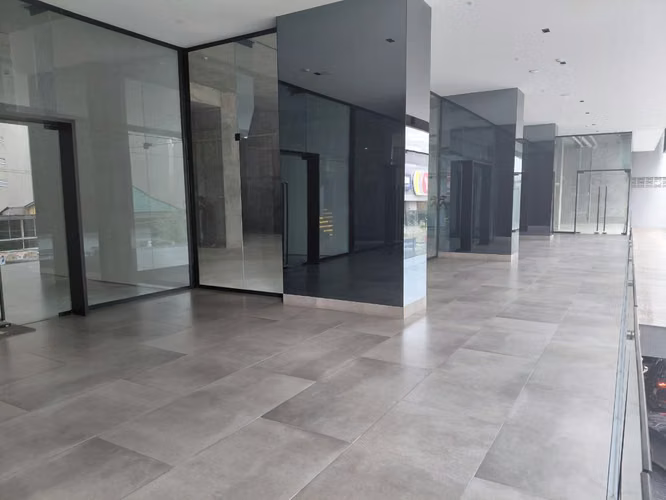 Alquiler de local comercial en Nuovo Armani – Doble altura | Obra gris