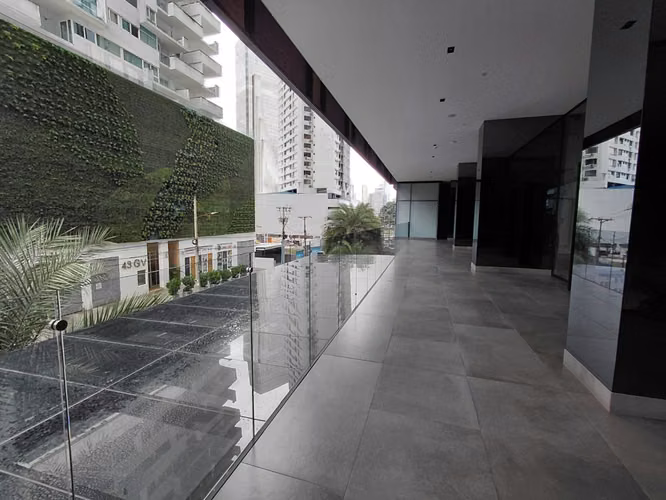 Alquiler de local comercial en Nuovo Armani – Doble altura | Obra gris